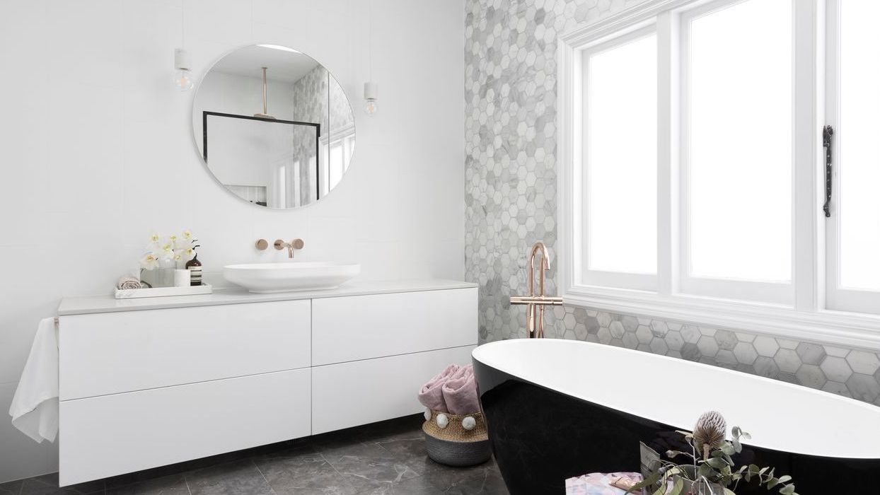 Baño minimalista y glamuroso