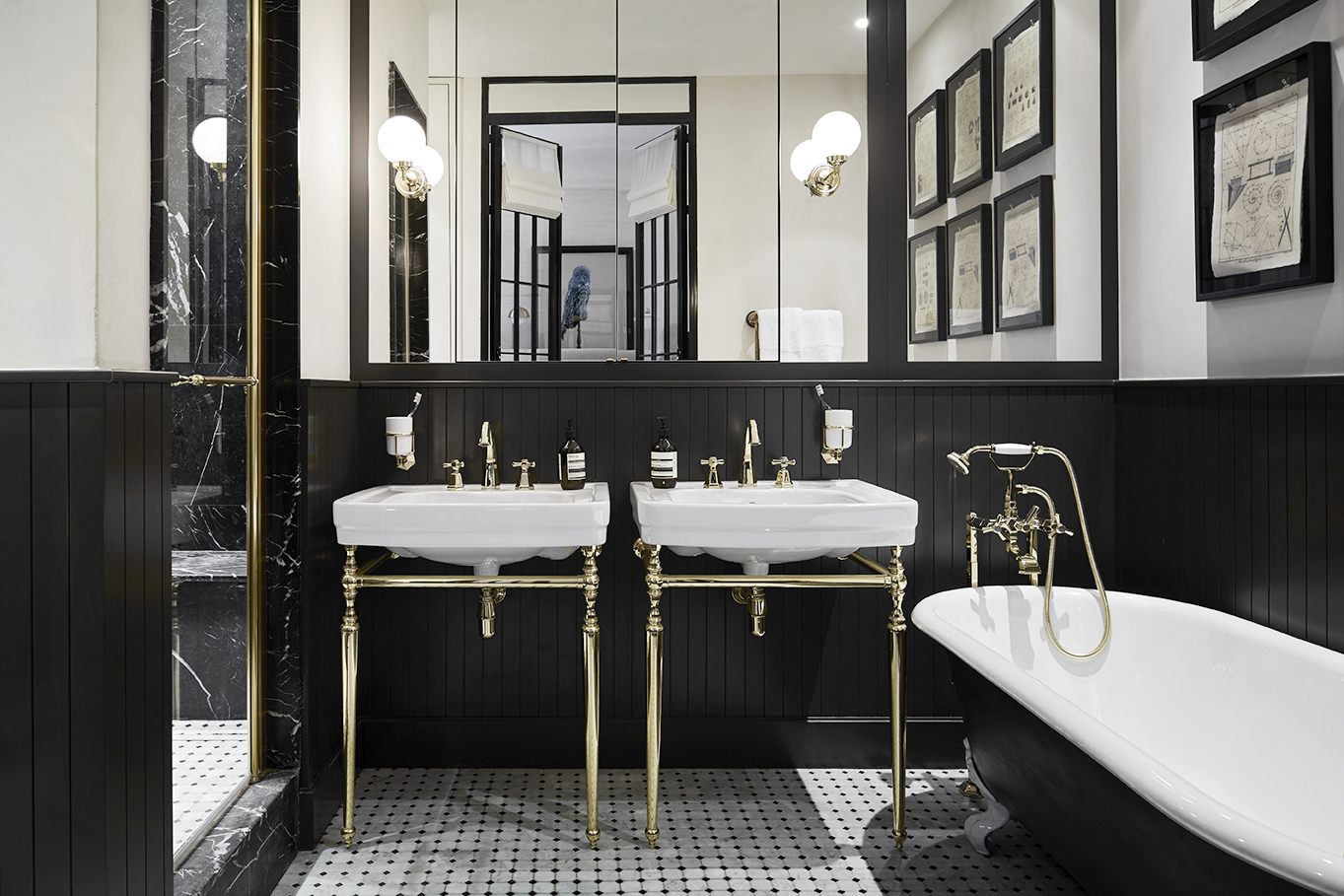 Decoración de baño glamurosa en oro oscuro