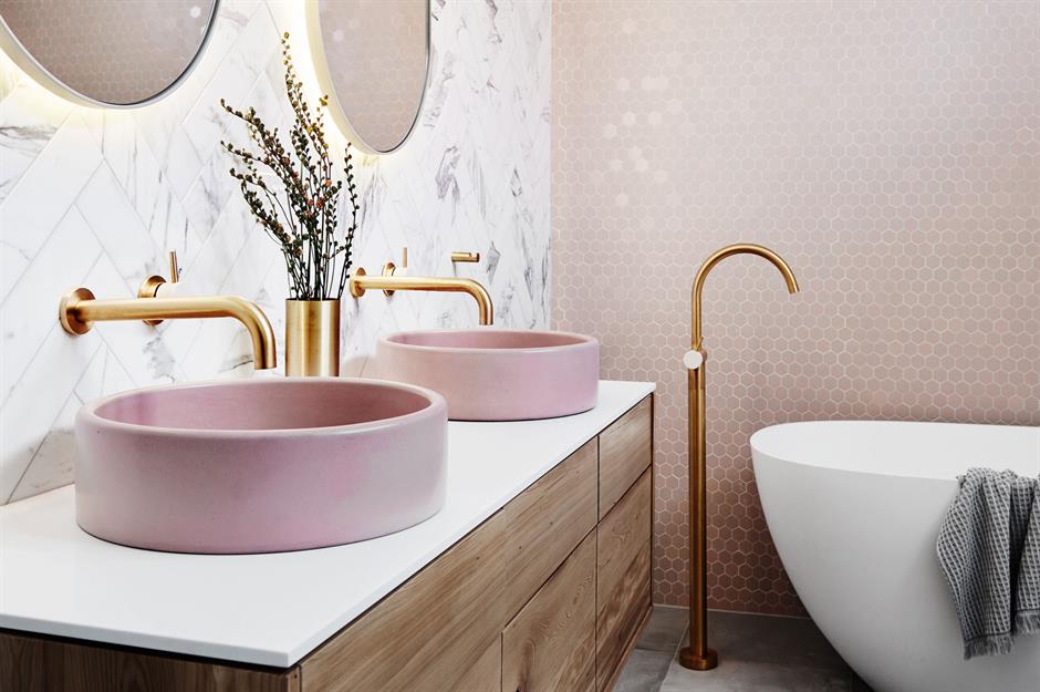 Baño glamuroso con rosa