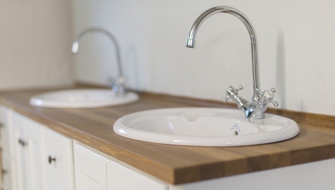 Wood and white – a classic attic bathroom