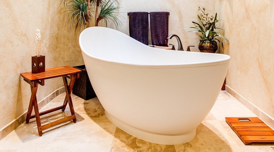 An attic bathroom with a bathtub? A great idea!