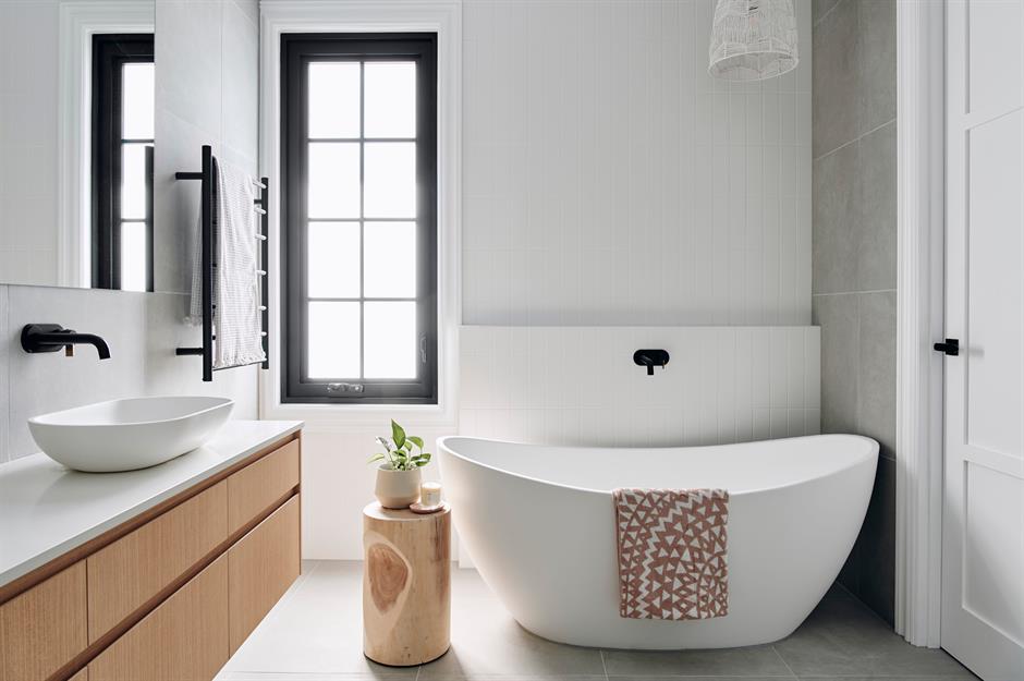 Baño de estilo nórdico blanco y madera