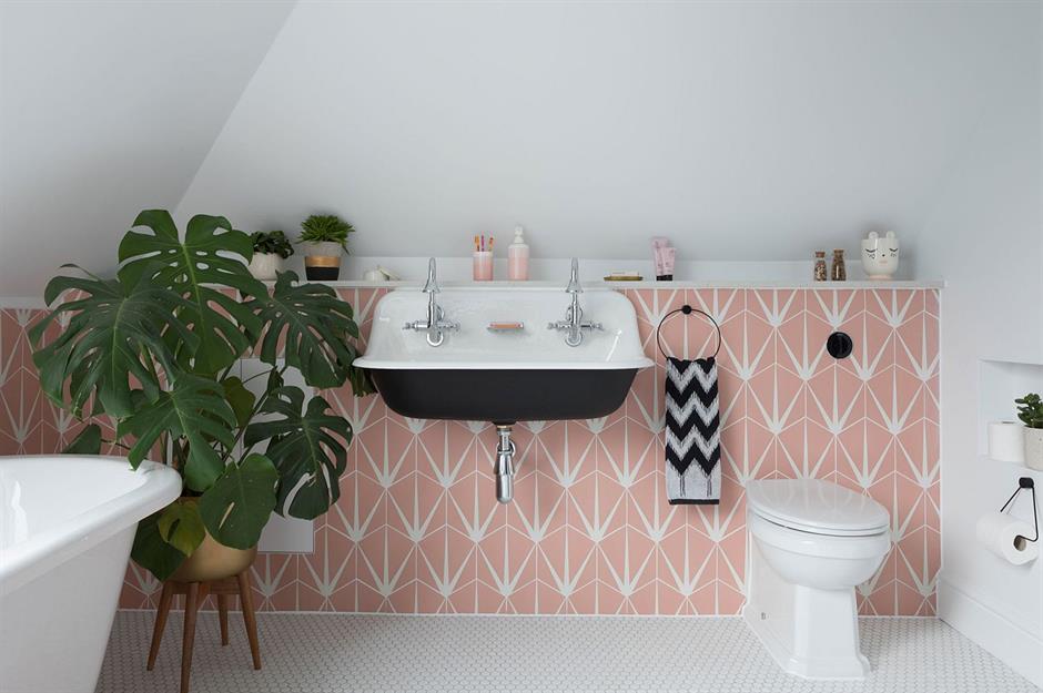 Bagno scandinavo bianco e rosa