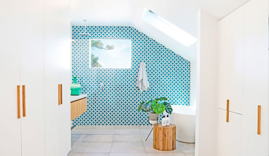 Baño de estilo escandinavo blanco azul marino