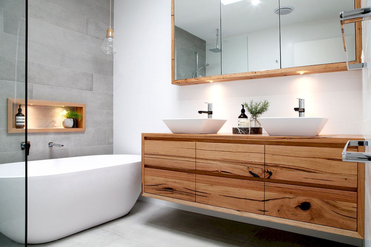 Bagno con mobili e accessori in legno