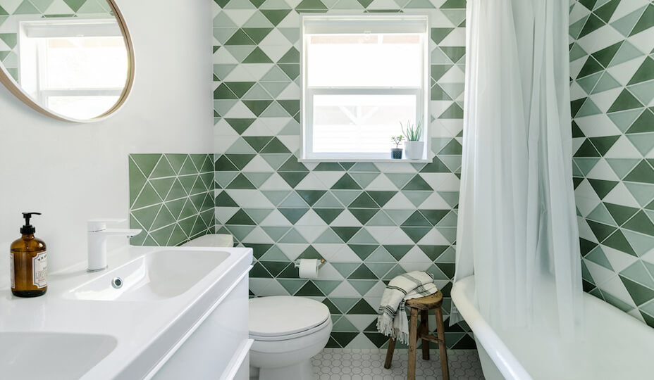 Baño de estilo escandinavo en blanco y verde