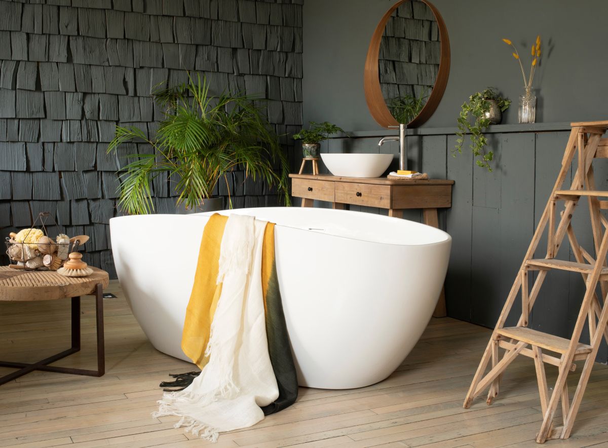 Bagno in stile loft - legno e cemento