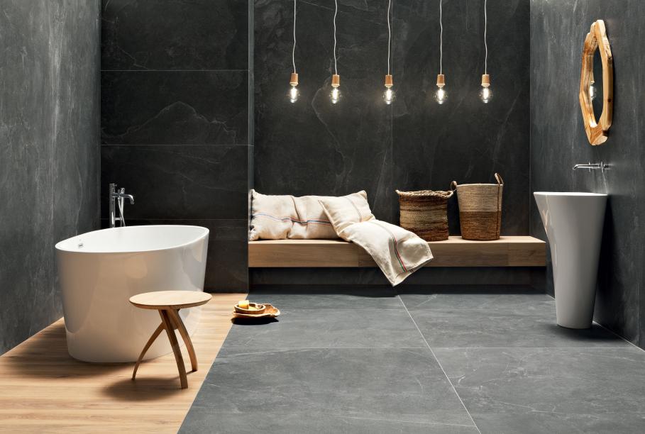 Baño gris oscuro con madera