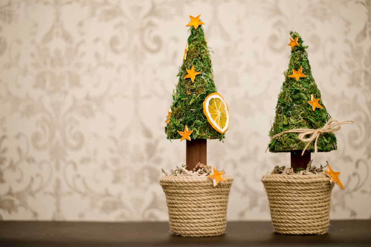 Pequeños árboles de Navidad escandinavos