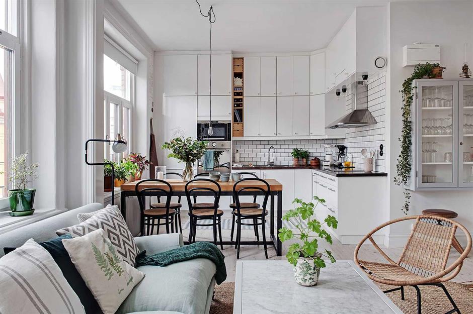 Una pequeña combinación de cocina y sala de estar