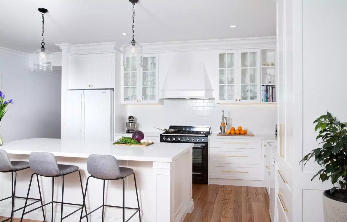 Une petite cuisine de style Hamptons