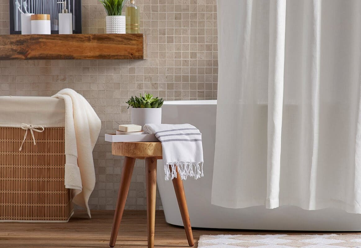 Avery small Scandinavian bathroom