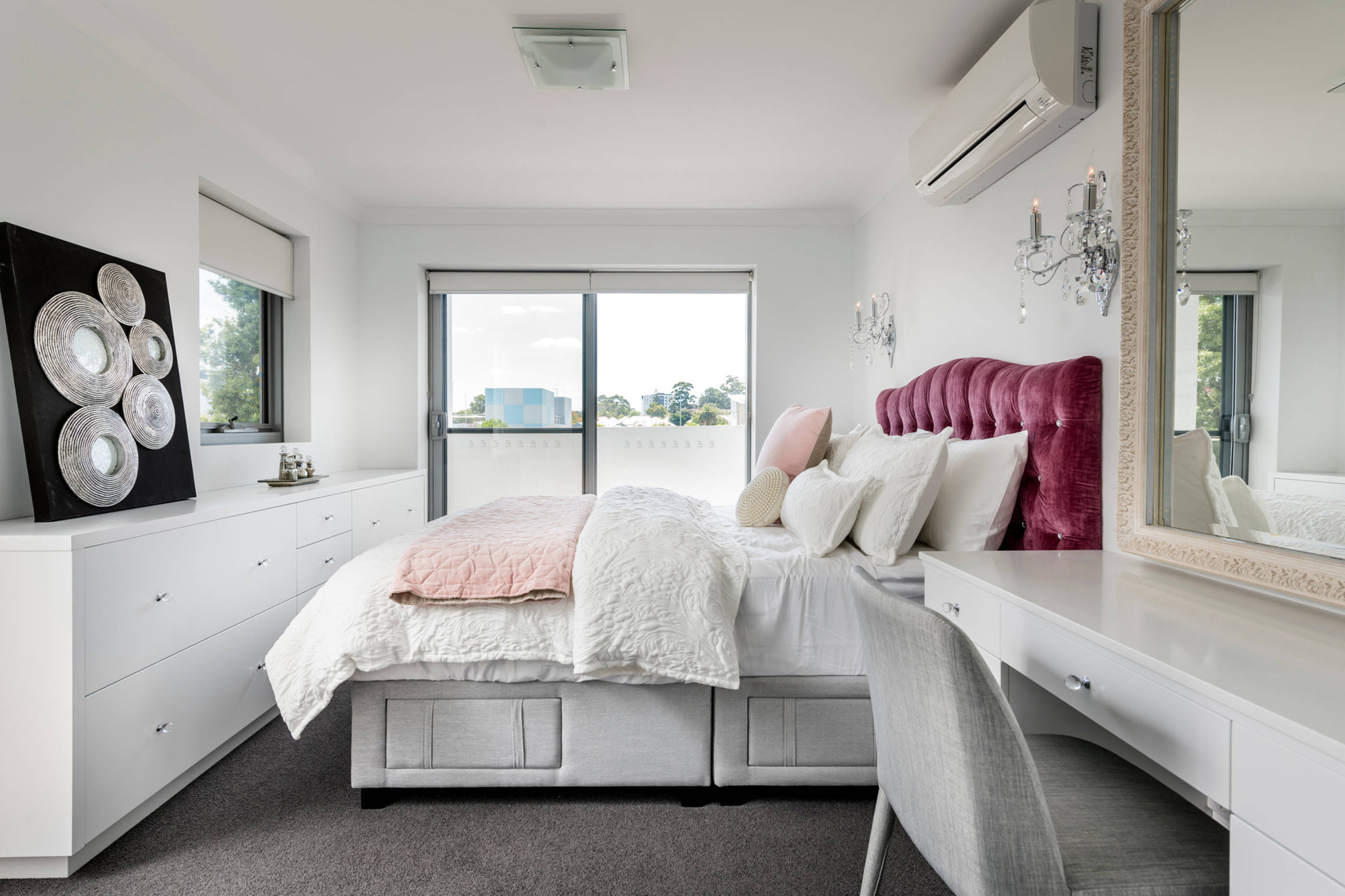 Una pequeña habitación de apartamento con una ventana