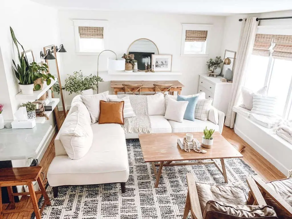 Soggiorno bianco con decorazioni Boho