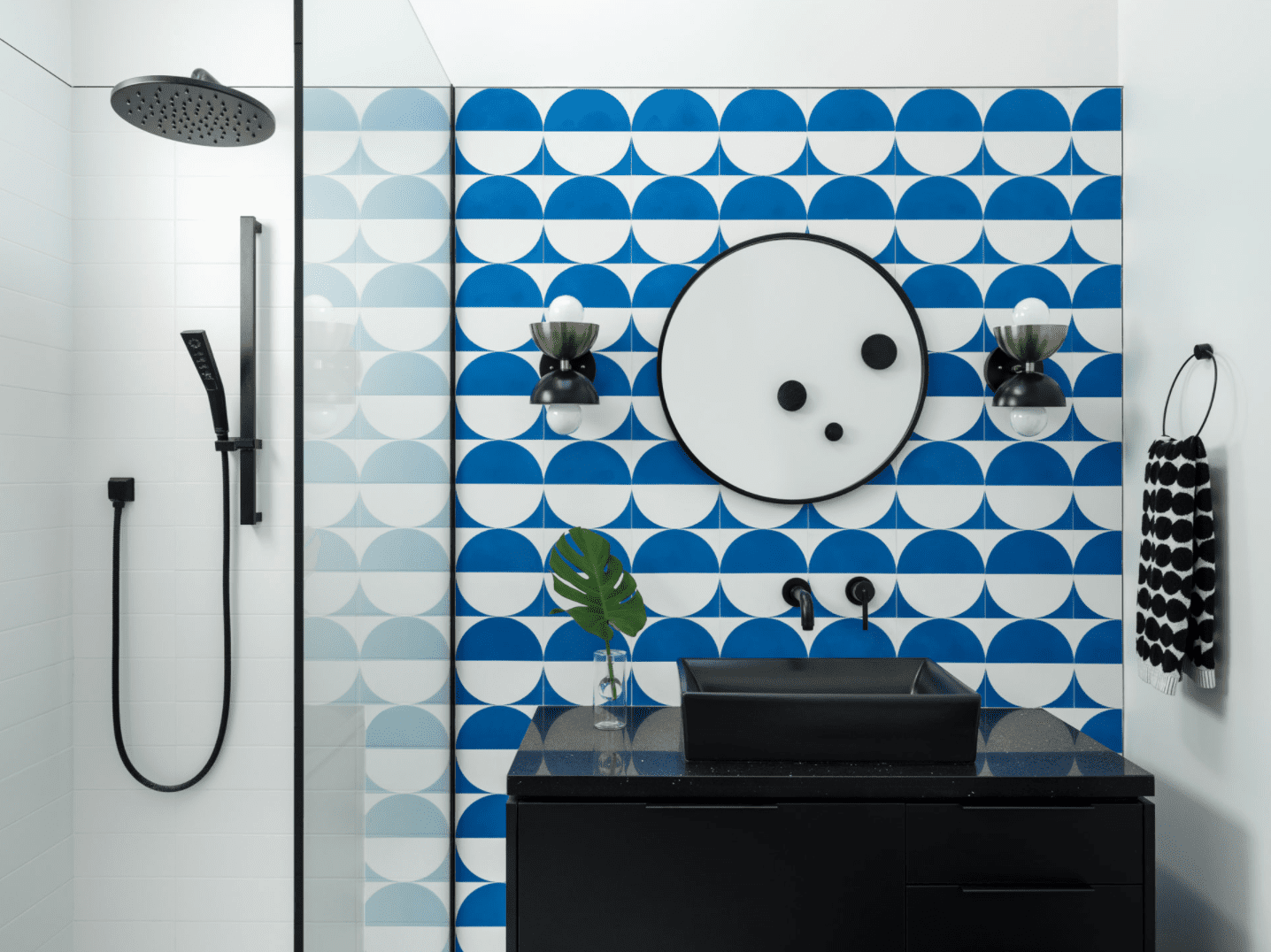 Ideas de papel pintado para baños modernos