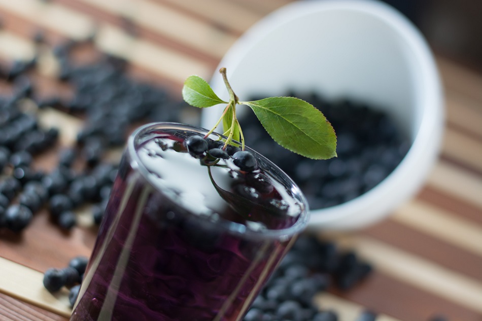 Aronia berry liqueur from frozen fruits with a hint of cherry - original recipe