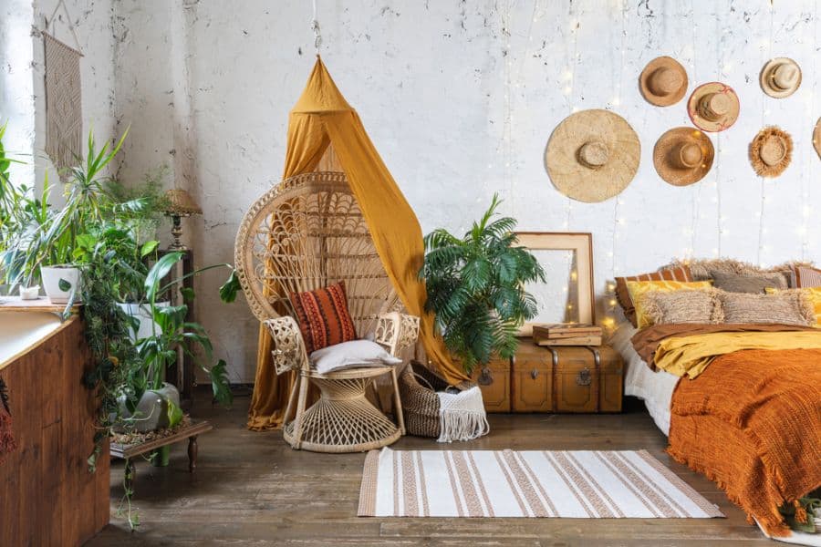 Un dormitorio de estilo bohemio clásico: elige el beige, el marrón y el naranja