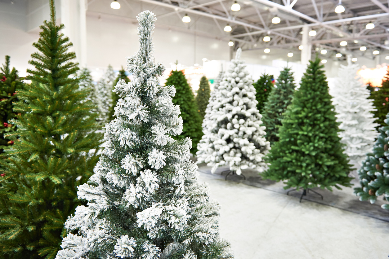 Un árbol de Navidad blanco con adornos minimalistas