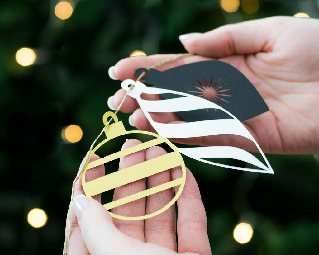 Habillage de fenêtre de Noël - boules de papier