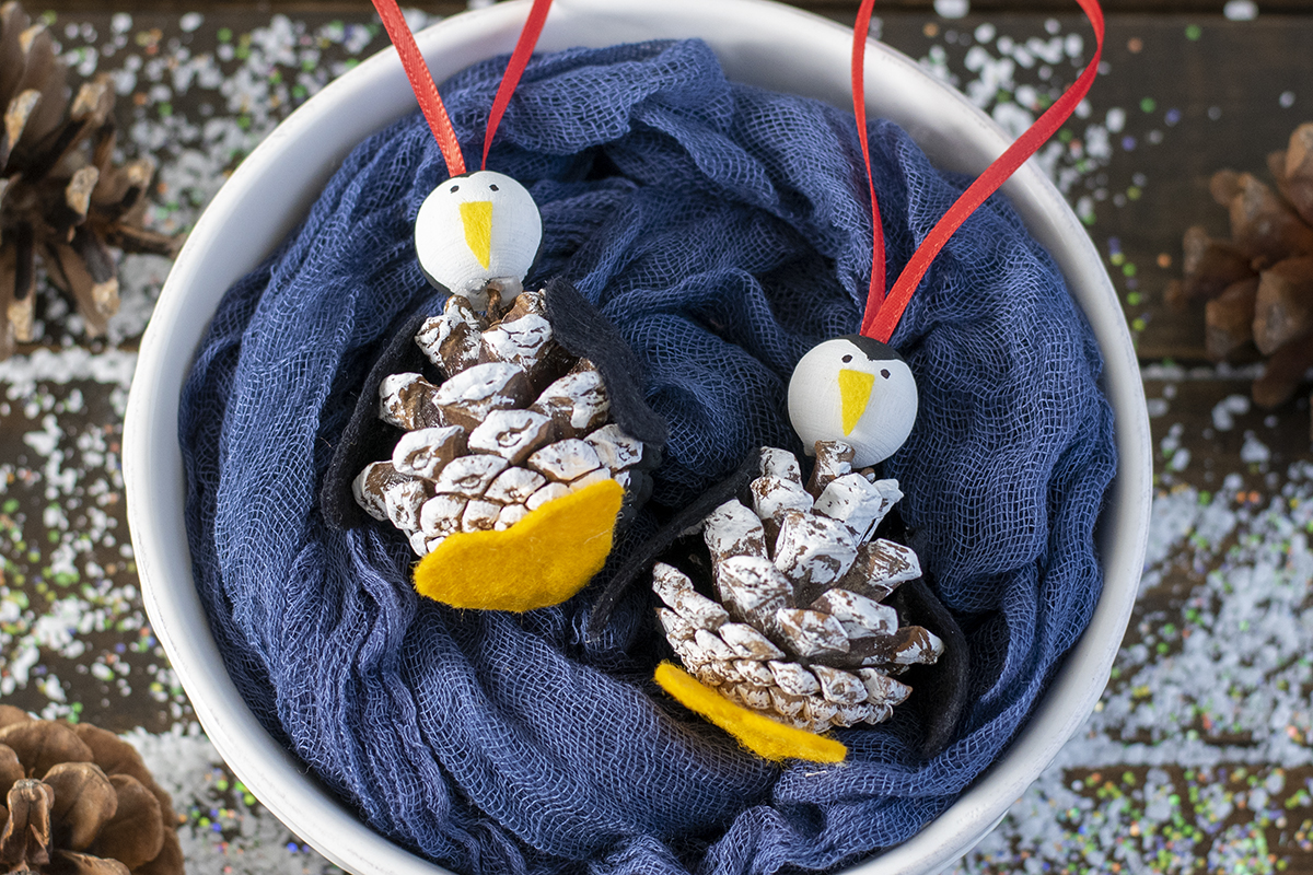 Décoration de fenêtre pour Noël - pingouins en pomme de pin