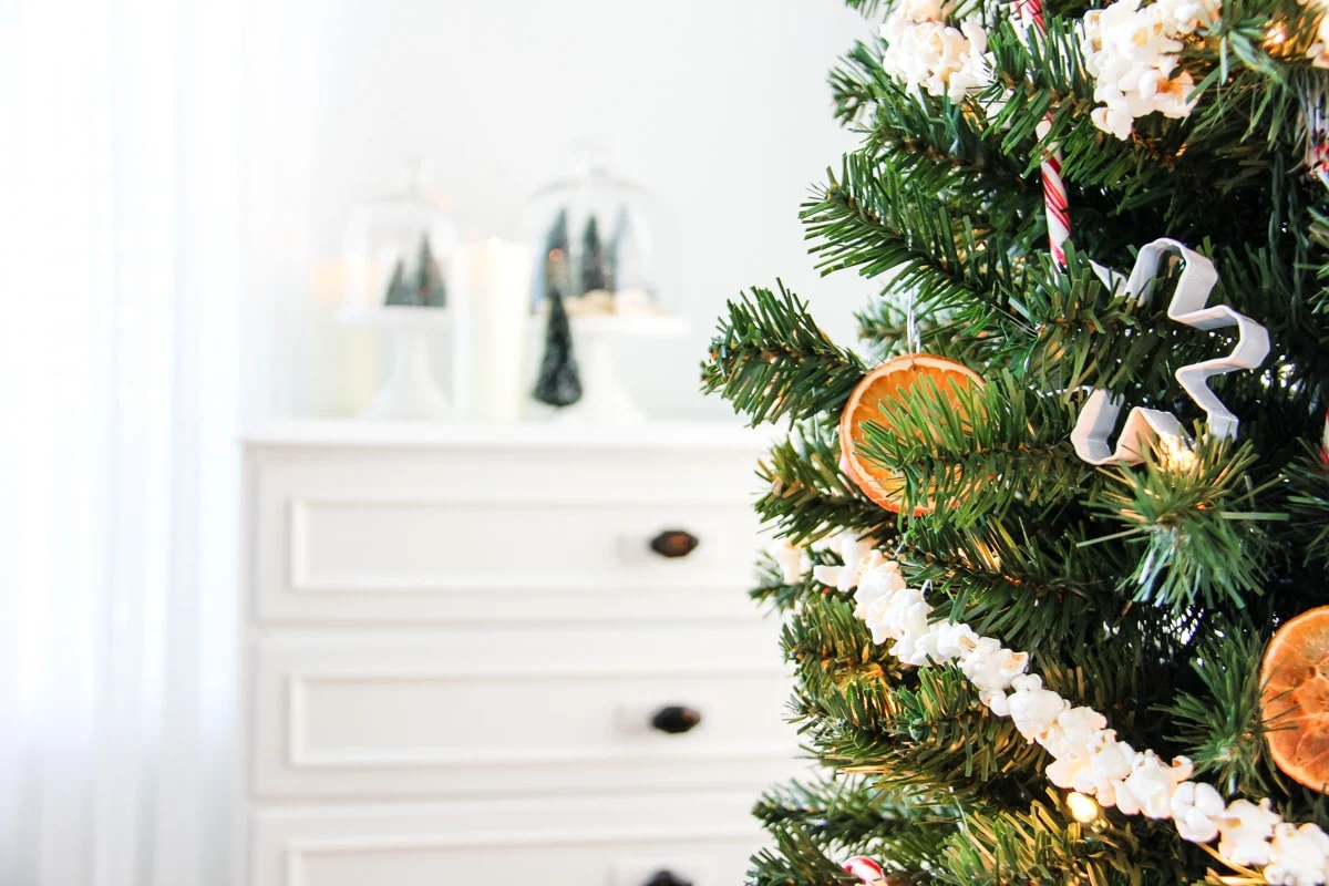 Árbol de Navidad blanco y frutos secos