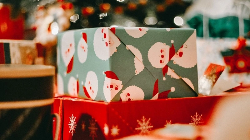 Envoltura de regalos de Navidad con papel