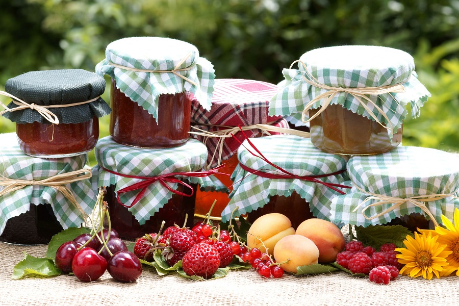 Proprio come faceva la nonna - barattoli di conserva sotto una coperta