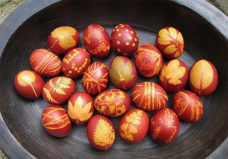 Egg decorating ideas - floral patterns with the use of a stocking