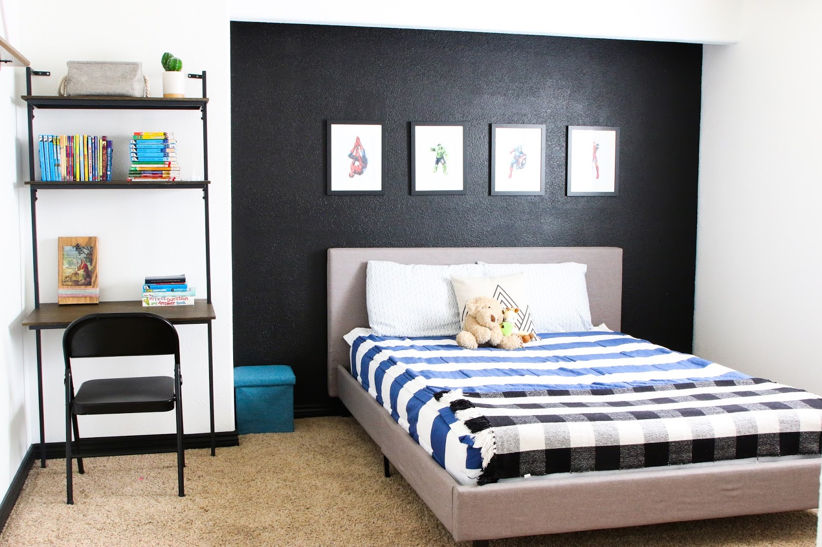 Ideas para el dormitorio de los niños - accesorios azules y negros