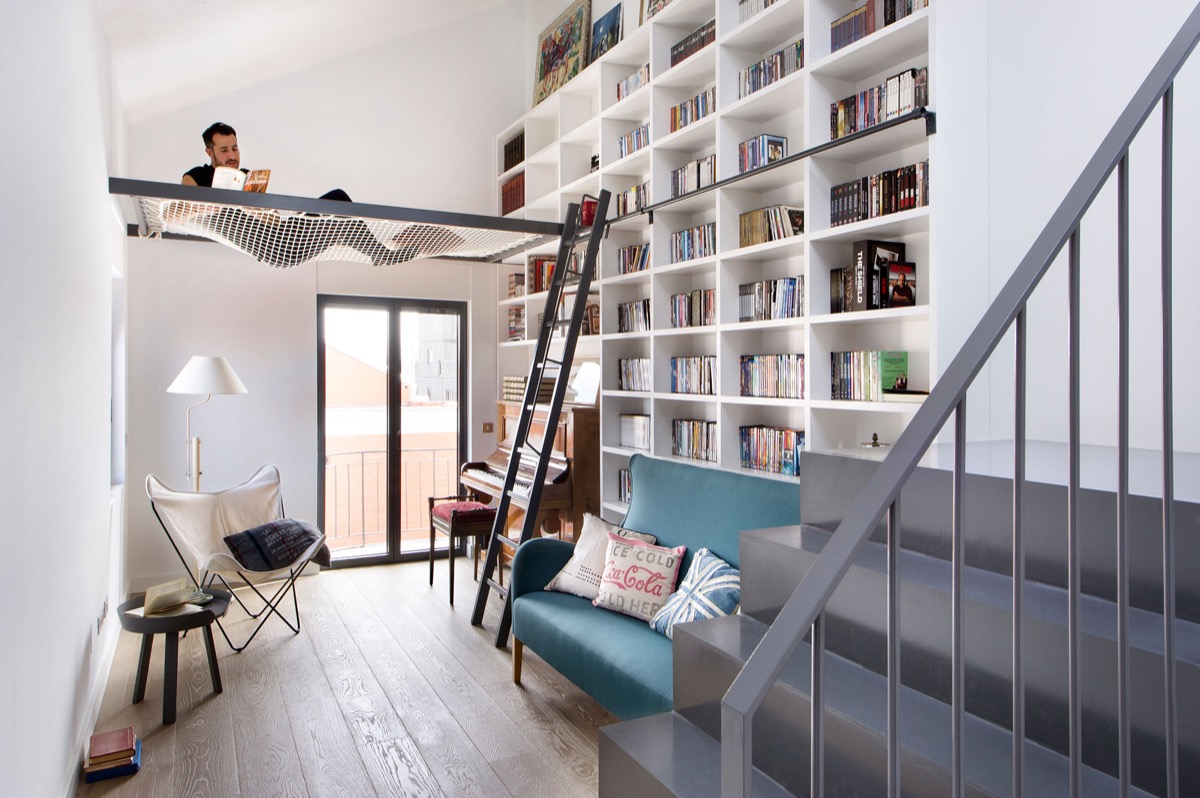 Aménagement d'une pièce sous les combles - salle de bibliothèque sous les combles