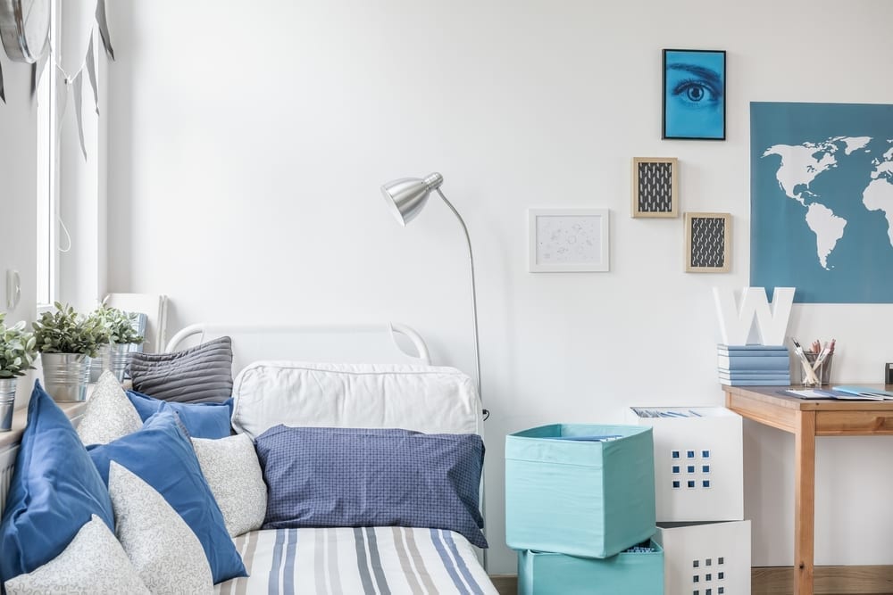 Chambre à coucher pour ados, petite, blanche, bleue