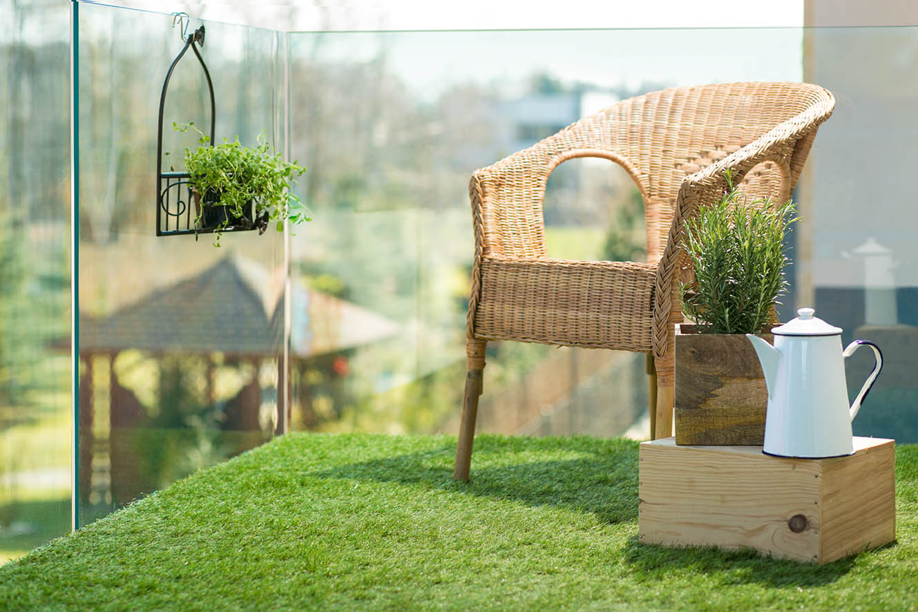 Faux gazon pour balcon - rampe en verre