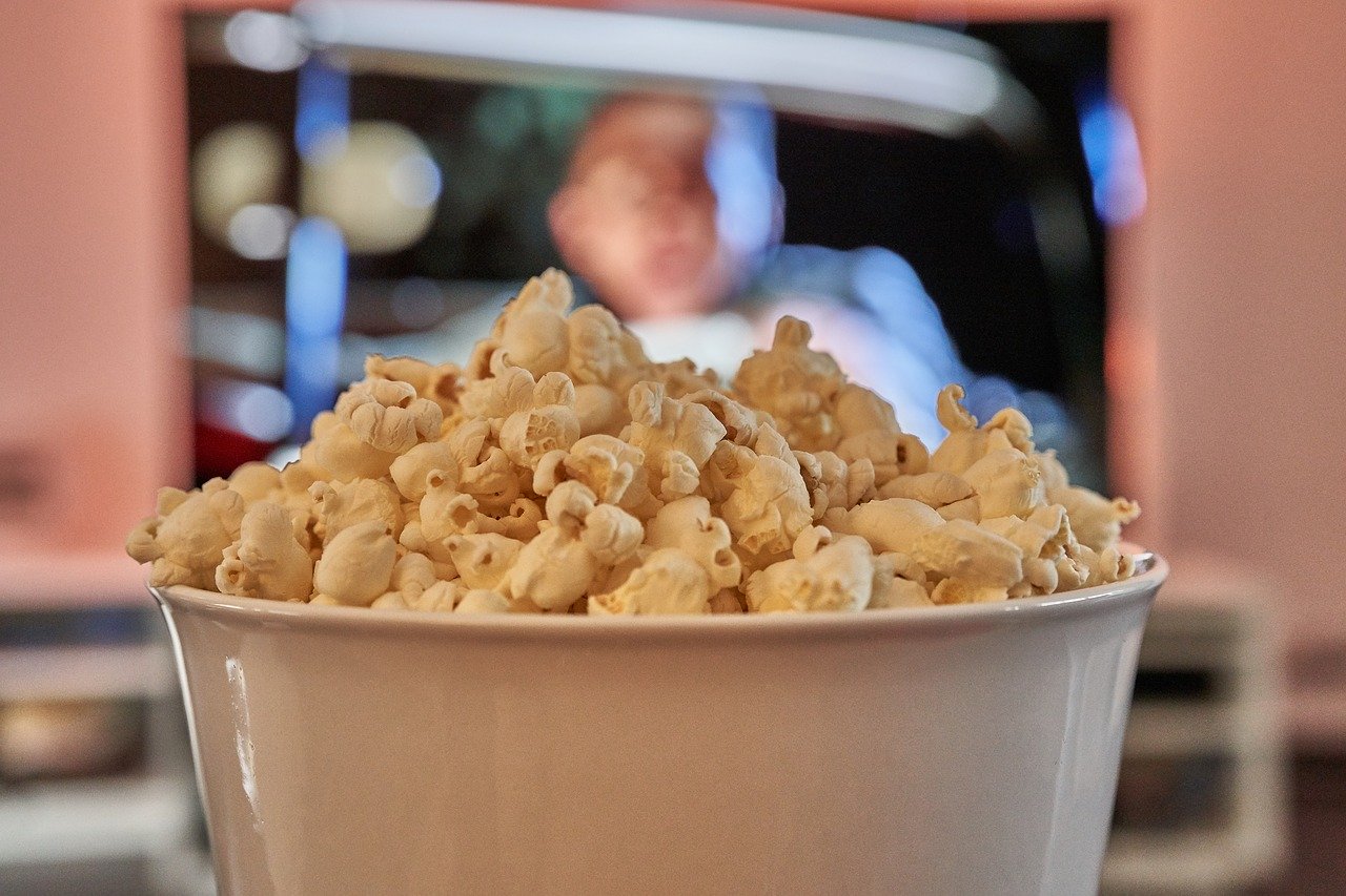 A popcorn maker - a Christmas gift for a boyfriend who loves movies