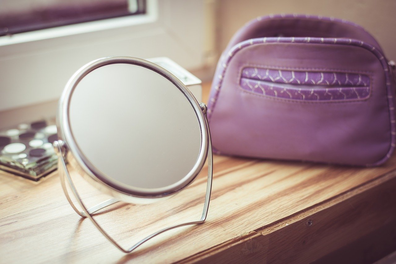 Un bolso de maquillaje con una inscripción - un regalo de Navidad para mamá que viaja mucho