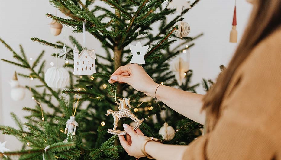 Skandinavischer Weihnachtsbaum und Holzornamente