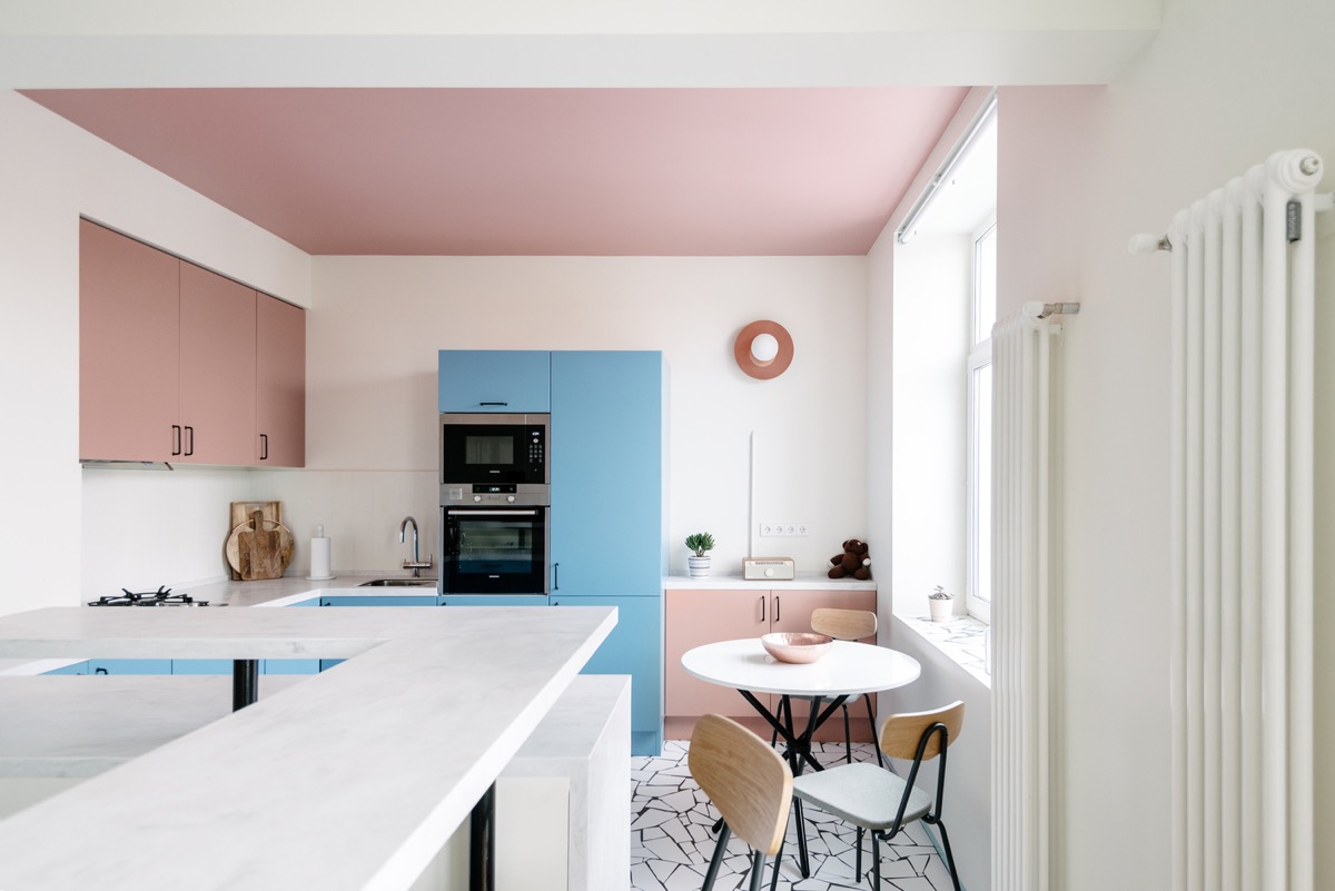 Una cucina rosa con un accento blu