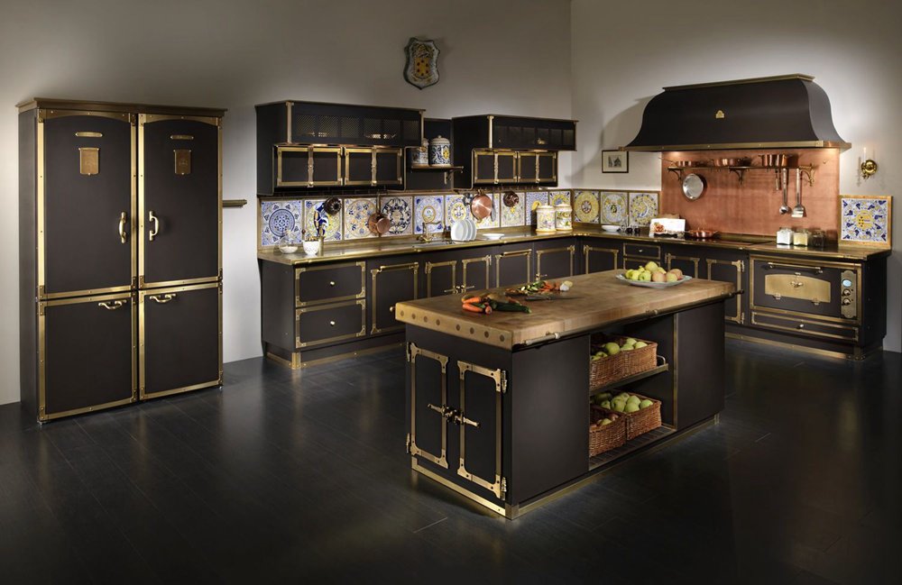 Diseño de cocina de granja en negro y dorado