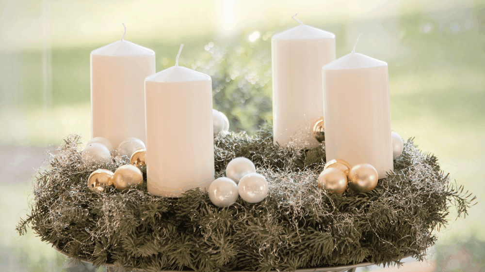 Un centro de mesa navideño rústico y minimalista