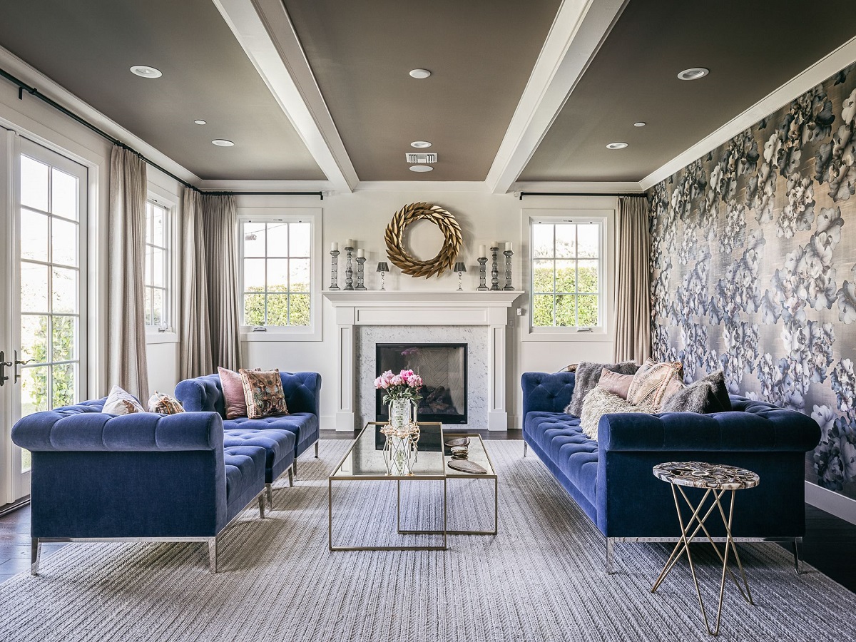 A large glamour living room in blue