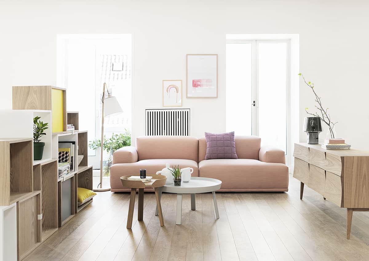 Un salón de estilo escandinavo con la madera como material principal