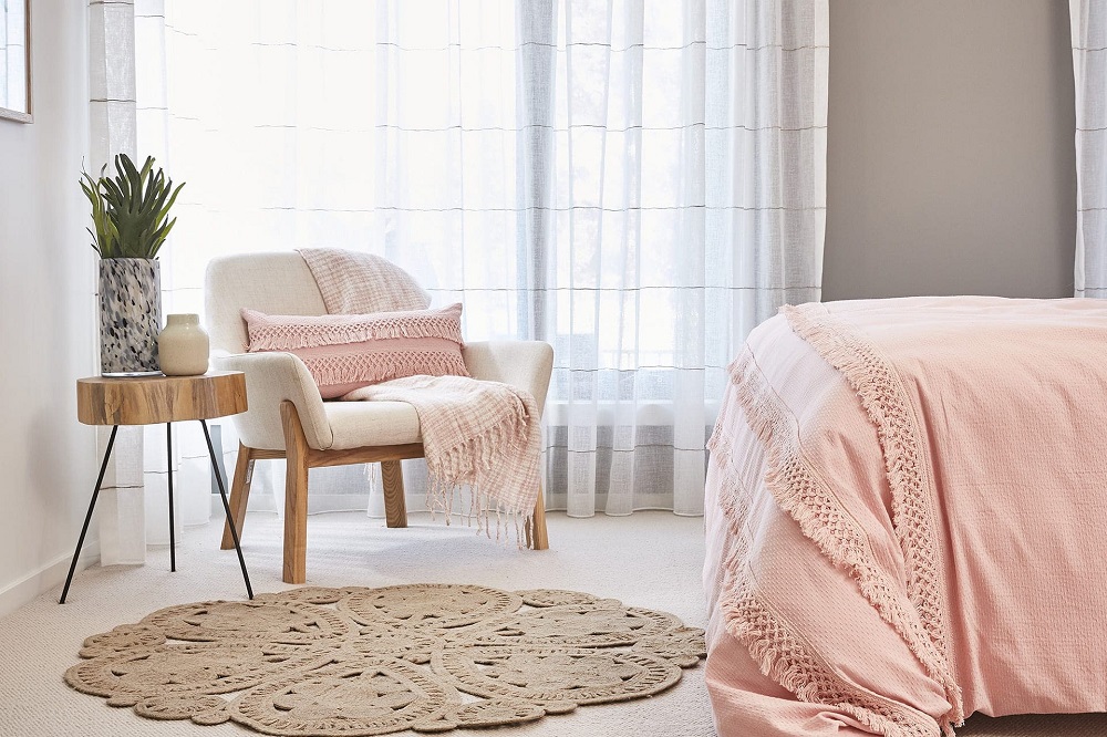 Una sala de estar boho y femenina en color rosa