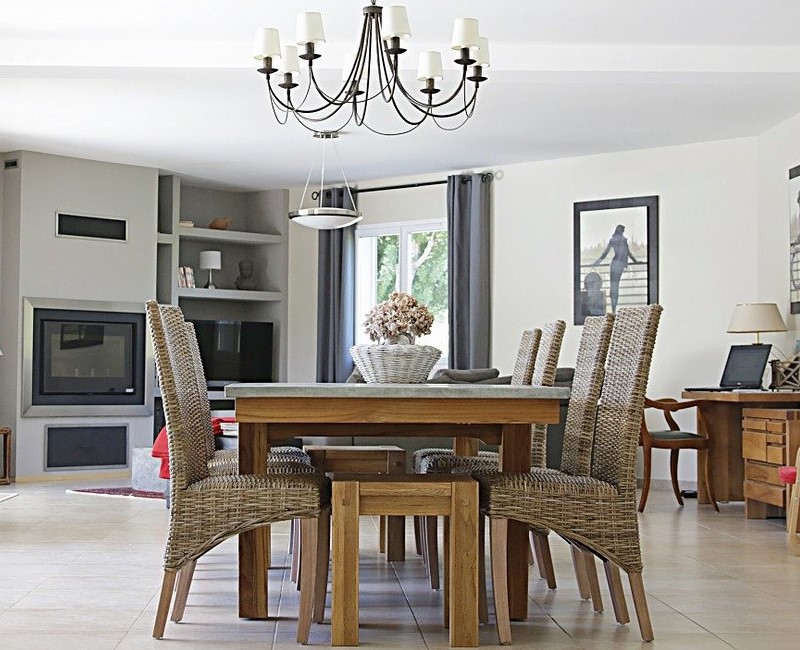 Open living room with dining area for vast spaces