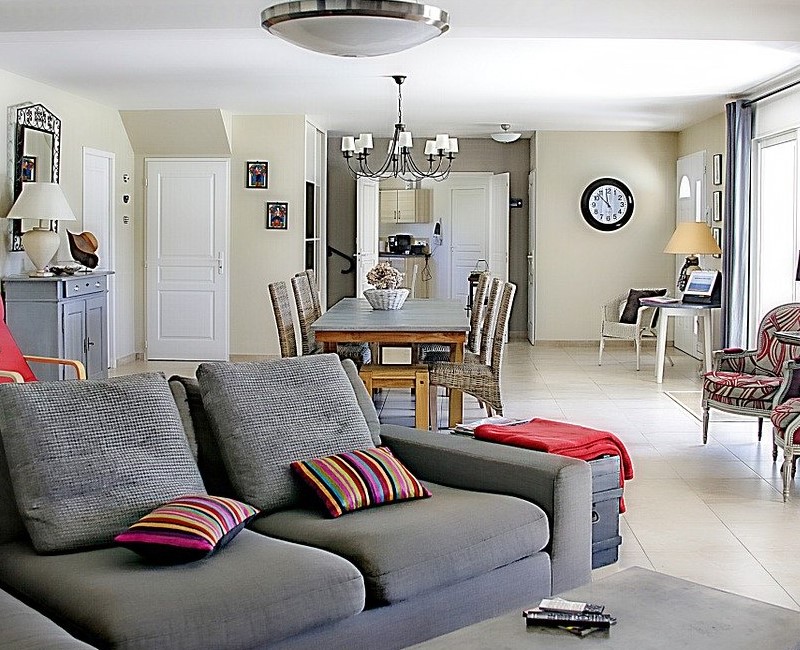 Open living room with dining area for vast spaces