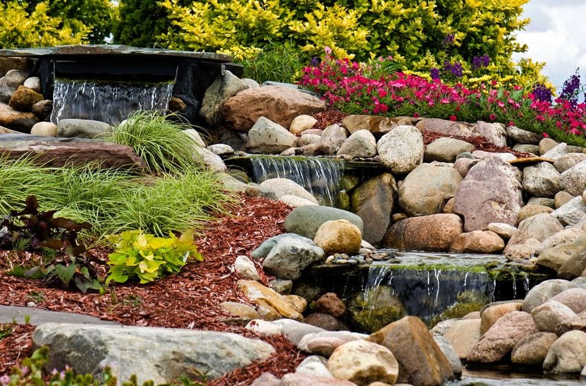 Jardin rocheux avec eau