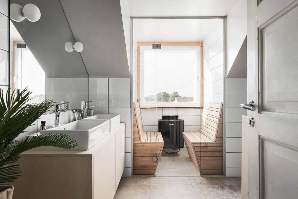 Piccolo bagno Scandi bianco e legno