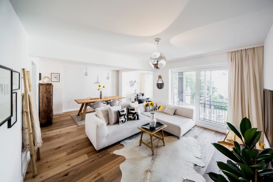 Salón de inspiración escandinava con pared de madera