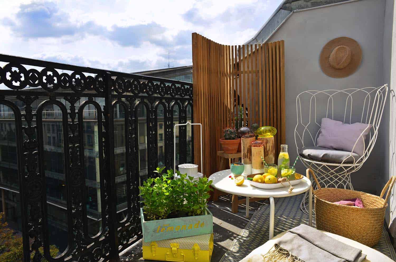 Enclosed balcony with straw walls - a delicate and aesthetic solution