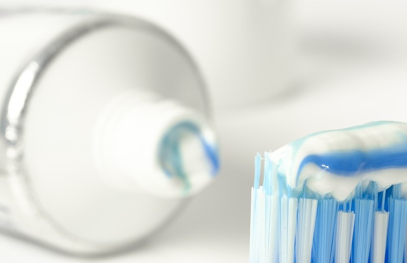 Dentifrice pour nettoyer une plaque de fer brûlée