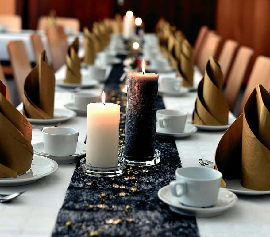 Black elements - unusual Christmas table decorations