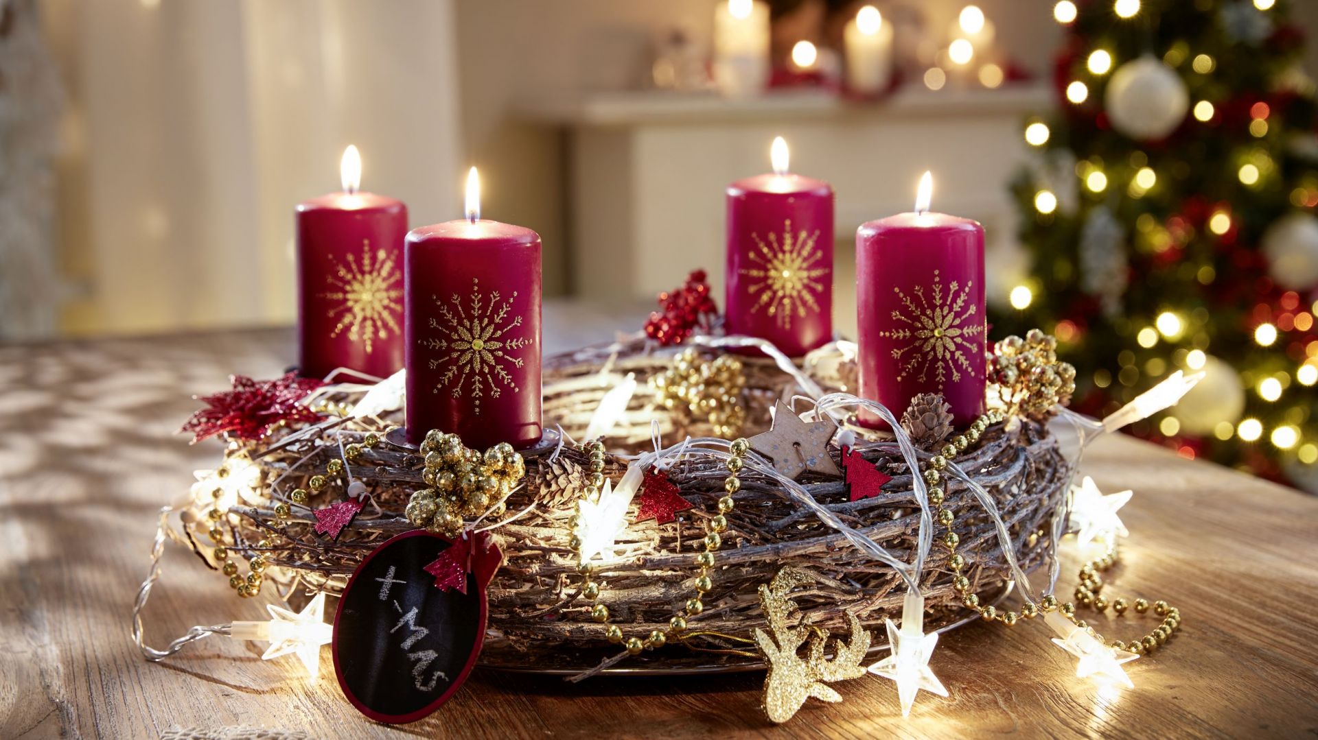 Corona de Navidad con luces y velas rojas